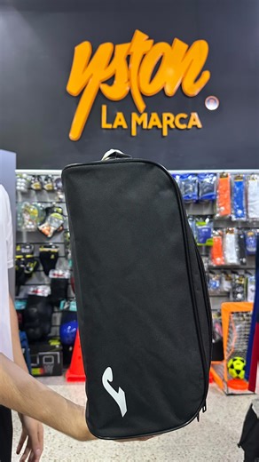 Tinerfe Sport Bqto | Tienda Deportiva | Barquisimeto on Instagram: "👟⚽ ¡Tus zapatos deportivos también merecen su espacio! Taqueras JOMA disponibles Mantén tu equipo organizado y protegido con las taqueras JOMA talla única, diseñadas para acompañarte en cada entrenamiento y partido 💪🔥 ✨ Características: ✔️ Cierre de cremallera resistente ✔️ Tejido duradero, ideal para el uso diario ✔️ Capacidad de 8,7 L ✔️ Medidas: 18 cm alto x 33 cm ancho x 17 cm fondo ✔️ Asas prácticas para fácil transporte