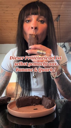 🍫🍌 Einfache Protein-Bananen-Riegel (ohne Backen) Zutaten: • 2 reife Bananen • 250 g grober Quark • 1–2 TL Zimt oder Gewürze nach Geschmack • 80 g Bitterschokolade Optional für mehr Protein & Festigkeit: • 30 g Proteinpulver (Vanille oder neutral) • 30 g Haferflocken • 15 g Chiasamen • 20 g gemahlene Nüsse Zubereitung: 1️⃣ Bananen in einer Schüssel zerdrücken. 2️⃣ Groben Quark, Zimt und optional Proteinpulver dazugeben und gut vermischen. 3️⃣ Optional Haferflocken, Chiasamen oder Nüsse unterrüh