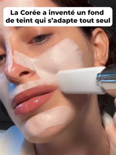Votre peau, mais en mieux. ✨ Marre de chercher la teinte parfaite ? Claréa s'adapte à vous, et non l'inverse. 🪄 Sa technologie magique libère des pigments qui s'ajustent instantanément à votre carnation pour un fini 100% naturel et sans démarcation. Pourquoi vous allez l'adorer :✅ Magique : Sort blanc, devient votre couleur de peau. ✅ Lissant : Floute les imperfections et les pores. ✅ Soin : Hydratation continue et SPF 50 intégré. ☀️ Le secret d'un teint frais en 30 secondes, que vous soyez pre