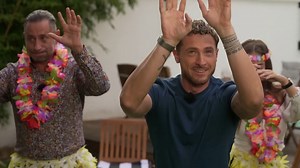 230K views · 2.1K reactions | Hula tanec s Milanom Bez Mapy.  Milan si pre hostí pripravil poriadny program s havajským tancom. | Bez servítky - TV JOJ | Facebook