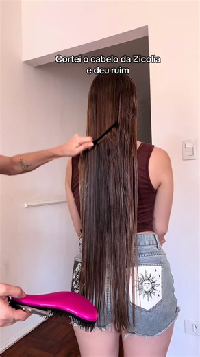Corte de cabelo da Zicolia deu ruim: mãe cortando errado