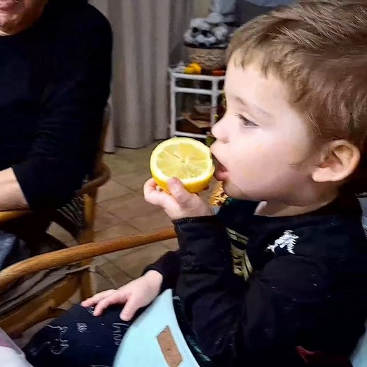 El tierno video de Emilio, el hijo de Alberto Cormillot y Estefi Pasquini La nutricionista compartió imágenes de su hijo comiendo un limón muy contento: "Solo vos podés comer eso". #espectáculos #AlbertoCormillot #estefipasquini | Ciudad Magazine