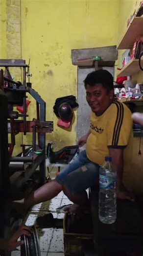 naik motor tangan kanan sukak pegel sampai kesemutan ternyata..