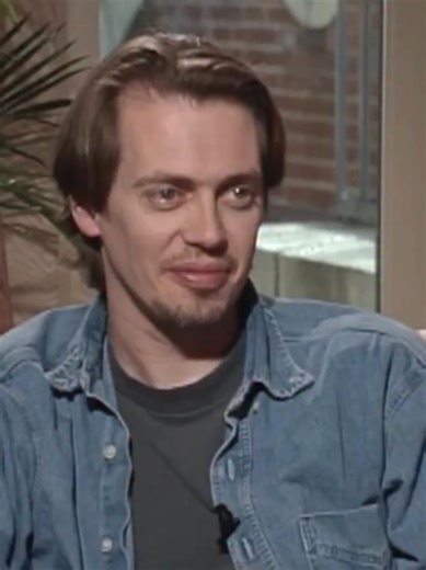 The iconic diner scene in Reservoir Dogs, where Quentin Tarantino debates tipping, isn’t just memorable, it’s personal. The moment comes straight from Tarantino’s real life stance on tipping, something he has openly admitted over the years. Delivered through Steve Buscemi’s Mr. Pink, the scene turns a casual breakfast into a sharp, character defining exchange. It is one of the earliest glimpses of Tarantino’s style, dialogue driven, confrontational, and rooted in everyday conversations that sudd