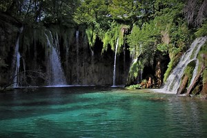 Ecotourism Advantages & Disadvantages - What's the Pros & Cons?