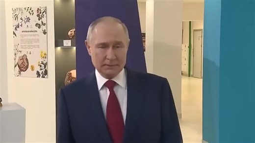 L'OSKOL SOUS ATTAQUE : LA LIGNE VITALE DE L'UKRAINE EST-ELLE SUR LE POINT DE S'EFFONDRER ? Info Minute FR #Ukraine #Conflit #Oskol Et si tout ne se jouait pas sur le champ de bataille, mais dans l’ombre silencieuse où circulent les trains et s’érigent les ponts ? Que se passerait-il si la ligne vitale de l’Ukraine, le fleuve Oskol et le nœud ferroviaire de Kupiansk Uzlovoy, venait à céder sous la pression d’une attaque méticuleusement orchestrée ? Dans cette vidéo, nous plongeons au cœur d’une g