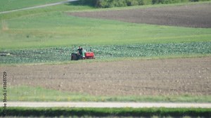 Bauer mit Traktor bei der Feldarbeit