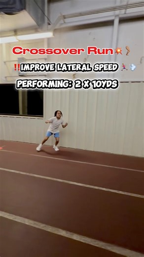💥 Crossover Run 🏃‍♂️💨 - Utilize this drill to improve lateral speed, coordination, and change of direction 🔁 - Key Benefits: ⬇️ ✔️ Improves agility & quick footwork ✔️ Enhances hip mobility ✔️ Builds lateral power & speed ✔️ Trains smooth direction changes - Perform 2–3 sets of 10–20 yards • • • • #agility #lateralspeed #footwork #athletedevelopment #speedtraining
