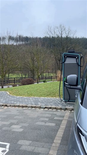 We gingen de afgelopen dagen iets meer vertellen over 'ambitie in ondernemerschap'. We deden dat niet. Dat is voor maandag. 😉 Het waren namelijk heel bijzondere dagen. Donderdag vertrokken we naar Stuttgart, om onze dochter Eliza Wils op te pikken. Haar 'Erasmus study' zit er al op. Bijna niet te geloven. De volgende uitdaging wenkt. 🪫 De eerste reis waar de auto en wij zouden opladen, tussendoor. 🔋Best spannend. Het bracht ons niet alleen op de parkings langs de 'Autobahn', maar ook op deze 