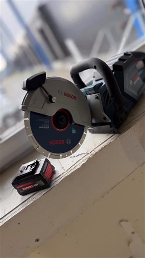 Bruno Friedmann on Instagram: "[werbung] Heute mit dabei die @boschprofessionaldach GCS 18V-230 zum Kabellosen Trennen und Schleifen. H Damit wurde der Estrich partiell geöffnet, um die neuen Heizkörperleitungen fachgerecht zu verlegen. #bosch #boschpowertools #handwerk #shk #boschprofessional"