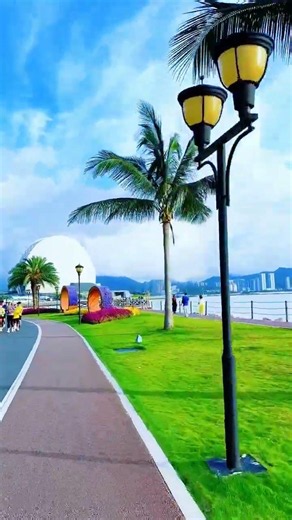 海边美景 海风带走压抑与疲惫，望着翻涌浪花，浮躁尽数消散，心底只剩温柔自在。手机摄影#素材分享 #海边的风景 #海可以治愈一切 #海边沙滩风景 #海滩景色美如画