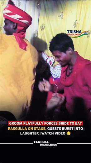 “Groom Forces Bride to Eat Rasgulla on Stage – Wedding Fun Caught on Camera! 😂🍬”