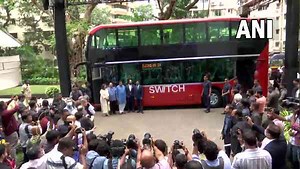 Video: भारत की पहली डबल डेकर AC इलेक्ट्रिक बस गडकरी के हाथों लॉन्च, जानिए खासियत