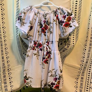 floral, off shoulder romper. lightly worn, in perfect shape!