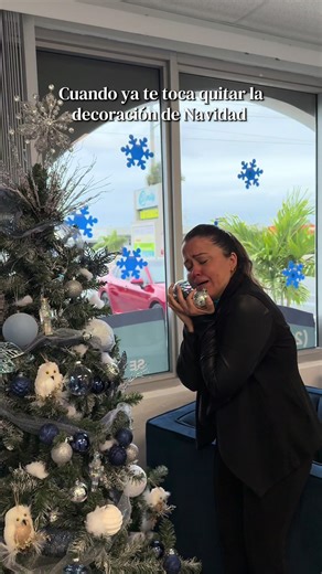 Adiós Navidad 😭🤧 En Simily Insurance 🩵 estamos a la disposición de todos nuestros clientes. Nos dedicamos a atenderlos y a hacerlos sentir seguros, ya sea con un seguro de casa, de auto, de vida o de salud, etc… Estamos aquí para ustedes, y recuerden que tener un seguro no es un gasto, es una prevención! No duden en contactarnos al (239)202-0660 📲 o visítenos en 4419 Del Prado Blvd S 2, Cape Coral, Fl, 33904. Te esperamos con los brazos abiertos. Simily Insurance, donde tu respuesta siempre 