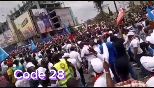 🚨🇨🇩Pendant qu'il se rendait à la Commission Électorale Nationale Indépendante CENI pour dépôt de sa candidature à la présidentielle de décembre 2023 , MATATA PONYO à été hué par la population, les membres portant le T-shirt de son parti politique LGD. | CODE 243