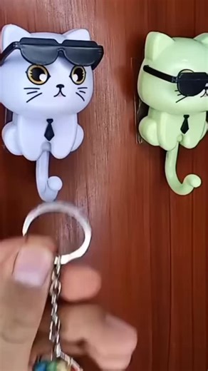 Kitch & Cozy on Instagram: "🐱 Staring Cat Hooks! Your Keys Are Being Watched ▫️ Magnetic wink mechanism ▫️ Damage-free adhesive ▫️ Non-slip paw hooks Hang keys/masks/scarves → cats blink in response! Holds 3kg with cute power, wall storage that teases you✨ #CatHooks #DamageFreeHooks #CreativeStorage #HealingDecor #KeyHolder #WinkDesign #KawaiiHome"