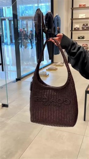 全牛皮编织纹理太绝了，软糯又挺括，容量还超能装！通勤出街一键切换，高级感这不就来了嘛～#蔻驰包包 #coach #brooklyn #编织包包 #包包种草