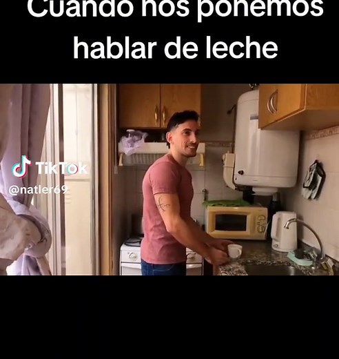 Conversación entre amigos sobre la leche en el volante