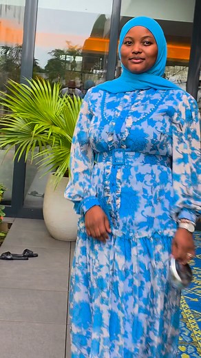 Robe fleurie en mousseline de soie 😍🩵 Disponible chez Aïssah Contact 2250789429622 | Aïssah