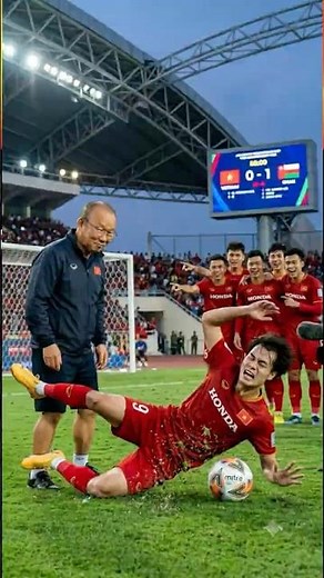Van Toan's hilarious "faking injury" to the coach makes fans laugh with delight #vietnamesefootba...