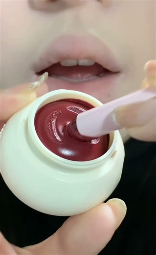 Blurred lip lines for that perfectly pillowy lip look ☁️ ID: 159104762