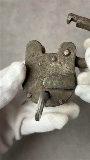 イギリス アンティークパドロック 古い南京錠 鍵付き 可愛いクマの形 (8.5cmX5.3cm) [EY6896]