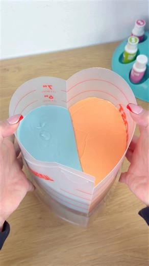 Make the SHARPEST two-tone buttercream cake with Frost Form! 😱www.frostform.com