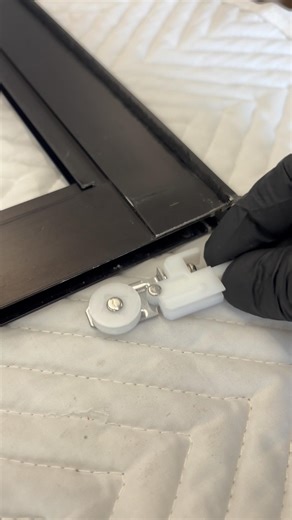 網戸戸車交換 汎用品から純正品へ Satisfying Screen Door Repair