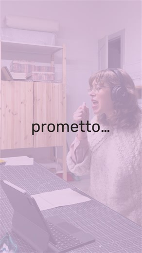 Sofia • Artigiana e Pattern Designer on Instagram: "Ho provato tante volte a fare tutto perfetto. Perfetto nel lavoro e anche nella vita privata. Perfetta nei planner, nelle agende, nei bullet journal, negli adesivi fatti a modo. Ho provato a essere sempre super professionale e a non sbagliare mai. E invece succede che scrivo Domenico invece di Domenica nei planner. Succede che spedisco un prodotto già usato (da me) a un cliente. Succede che sugli adesivi dicembre diventa dicembe. E sapete una c