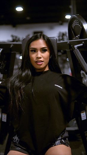 Lovely Lindo on Instagram: "APPLY PRESSURE TODAYYY #quads #fitness #shoulderworkout"