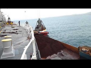 フィリピンでニッケル鉱の貨物船への積み Load'g Nickel ore 4 cgoship inPhilippines