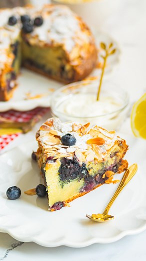 ✨🫐Douceur du jour 🫐✨ Un gâteau fondant au mascarpone, sublimé par la fraîcheur acidulée des myrtilles… Un vrai nuage en bouche 💜. Simple à préparer, mais tellement gourmand, il a tout pour séduire les amoureux de desserts faits maison 🥰 👉 Qui veut la recette ? ✨🫐Sweet treat of the day 🫐✨ A soft and fluffy mascarpone cake topped with juicy blueberries… pure bliss in every bite 💜. So simple to make, yet so irresistibly delicious – the perfect homemade dessert 🥰 👉 Who’s up for the recipe?