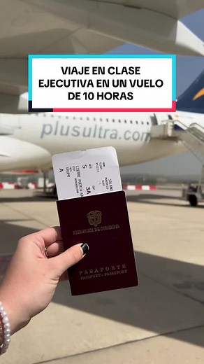¿Cómo es viajar en clase ejecutiva en un vuelo de 10 horas? Aquí les contamos todo!! ✈️ ✨ Nos fuimos en la ruta Bogotá - Madrid con la aerolínea Plus Ultra en clase ejecutiva y para nosotras fue una experiencia única!! Ellos actualmente manejan los precios más competitivos del mercado con vuelos de hasta $1.445.000 pesos Colombianos por trayecto. Primero empezaron por poner nuestra maleta como prioridad, dándole un mayor cuidado en el embalaje. Luego subimos al avión sin tener que hacer ninguna 