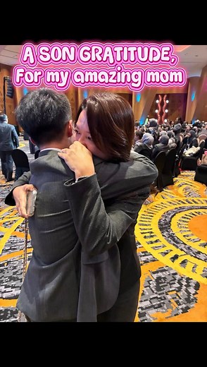 在BE, 儿子看见了希望 HOPE 他知道妈妈不是超人， 但她用努力，真的飞了起来。 不是天生闪耀， 而是一路坚持、一路成长。...