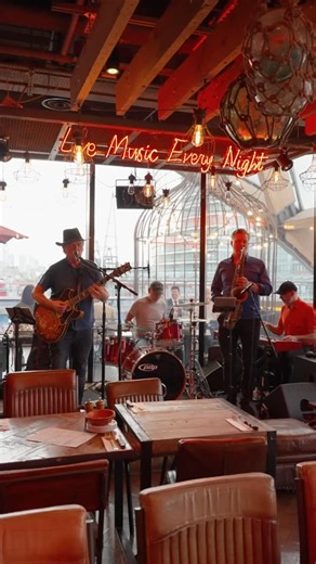 Nowhere does parties like Big Easy 🔥 Dive into our 2-course festive menu a complimentary day drink from just £24.50. Think home-smoked BBQ, lobster platters, and live music every single night. ‘Tis the season to eat big, drink easy, and celebrate properly. #BigEasy | Big Easy