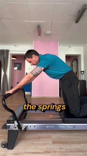 Hello today how to execute the Knee Stretch round/ flat back on the reformer.