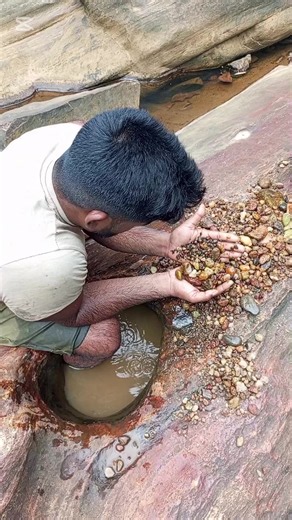 කැලේ මැද අඳුරු ගල්වලවල මැණික් සෙවීම: අභියෝගාත්මක පතල් ගමන