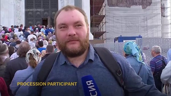 Thousands of Orthodox believers in religious procession in Moscow