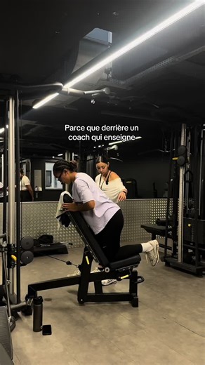 Comprendre un mouvement, ce n’est pas juste savoir l’expliquer ❌ C’est l’avoir travaillé, l’avoir ajusté, l’avoir ressenti ✅ 📍 Coaching présentiel et distanciel disponible. DM « PROGRAMME » et on en discute. #coachingsportif #coachingfemme #musculation