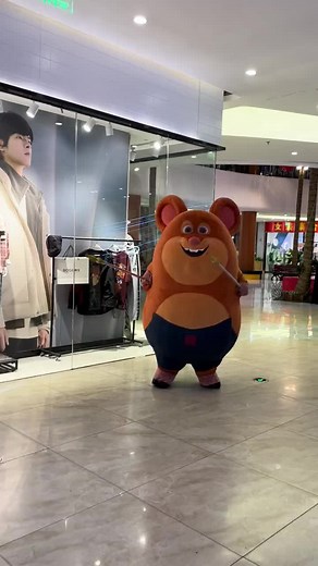 Rats are really both delicious and playful#Funny #YixingWalkingBaby