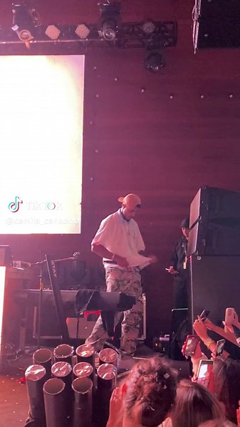 MC Livinho Dançando e Olhando para os Fãs