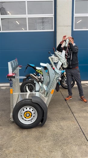 Our newest 2026 Treiler, with license plate in the ramp! @marcel_eiler gives the Demo himself! With the @eilzurr system the bikes are save on the Treiler 👌🏼 | Treiler - faltbar, absenkbar und gebremst