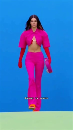 She is a trendsetter in the fashion industry her walk for #jacquemus fw21 #kendalljenner