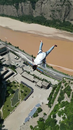Extreme Slacklining 180m Above the Yellow River | China’s “Leap the Dragon’s Gate” Performance