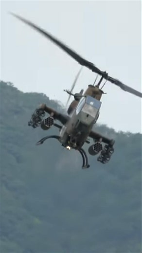 日本陸上自衛隊 攻撃ヘリコプター AH-1S コブラが派手な機動飛行を披露したかつての防府航空祭