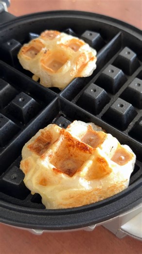 kawintip sophakorn on Instagram: "ครั้งก่อนเอาขนมเข่งเข้าเตาวาฟเฟิลทั้งชิ้น มีคนบอกว่า “ชุบแป้งทอดก็อร่อย” รอบนี้เลยลองหั่นก่อน แล้วเคลือบแป้งบาง ๆ เตาวาฟเฟิลให้ความร้อนสองด้านพร้อมแรงกด ทำให้ผิวแป้งเซ็ตตัวเร็ว เลยกรอบขึ้น โดยไม่ต้องทอดจมน้ำมัน บางทีคอมเมนต์ก็พาไปเจอเวอร์ชันใหม่ของเมนูเดิม 🤍 ใกล้ตรุษจีนแล้ว ใครมีไอเดียอีก บอกกันได้เลยนะคะ Double-sided heat = faster surface starch gelatinization #foodexperiment"