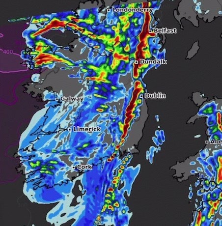 🚨 The Arome High Resolution models show the squall lines they are expected in the next couple of hours! With these very heavy rain, thunderstorms and very strong winds can also be expected locally with some power outages and damage possible! Gif by wxcharts.com | Weather Alerts Ireland