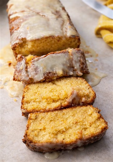 🍊 Ζουμερό Κέικ Πορτοκαλιού με Αρωματικό Γλάσο 🍊 Ένα από τα πιο μυρωδάτα και ζουμερά κέικ που μπορείς να φτιάξεις! Το μυστικό είναι ότι τρίβουμε τη ζάχαρη με το ξύσμα πορτοκαλιού ώστε να βγουν όλα τα αρώματα του πορτοκαλιού και να γεμίσει το κέικ υπέροχη γεύση. Στο τέλος θα το καλύψω και με ένα λαχταριστό γλάσο που το απογειώνει! ✨ Υλικά • 150 ml γάλα 180 γρ ζάχαρη • Χυμό από ½ λεμόνι • Ξύσμα από 2 πορτοκάλια • 100 γρ. βούτυρο λιωμένο • ½ κουταλιά μπέικιν πάουντερ • 280 γρ. αλεύρι που φουσκώνει