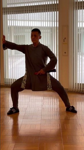 太極扇の開閉「手で開くだけではなく、呼吸と身体全体で開く。扇を動かすのではなく、勁力の流れで運ぶ。開閉の一瞬に身の芯が表れる。